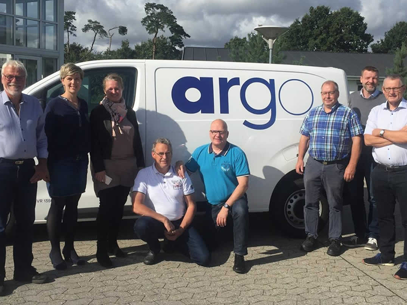 Mennesker foran bil med argo logo